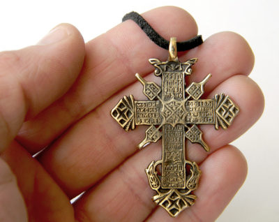Что означает полумесяц на православном кресте