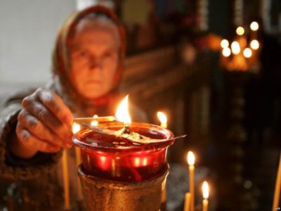 Как правильно поставить свечу в храме