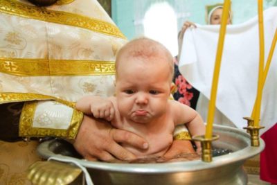 Кто держит на руках ребенка во время крещения