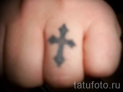 Что означает крест на большом пальце