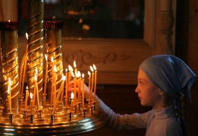 Как правильно поставить свечу в храме