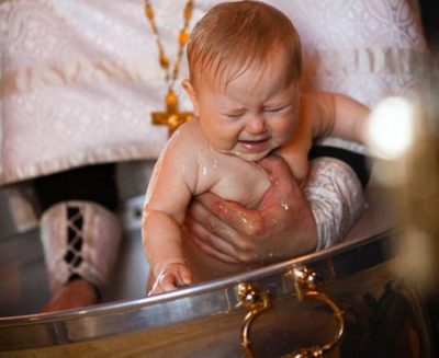Кто держит на руках ребенка во время крещения