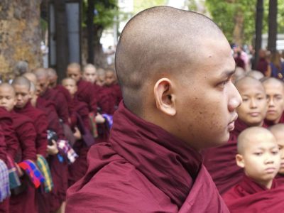 Как называется одежда у буддийских монахов